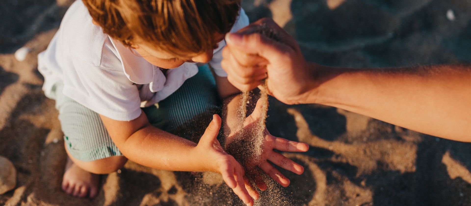 Kind speelt met zand, passend bij particulier financieel advies.