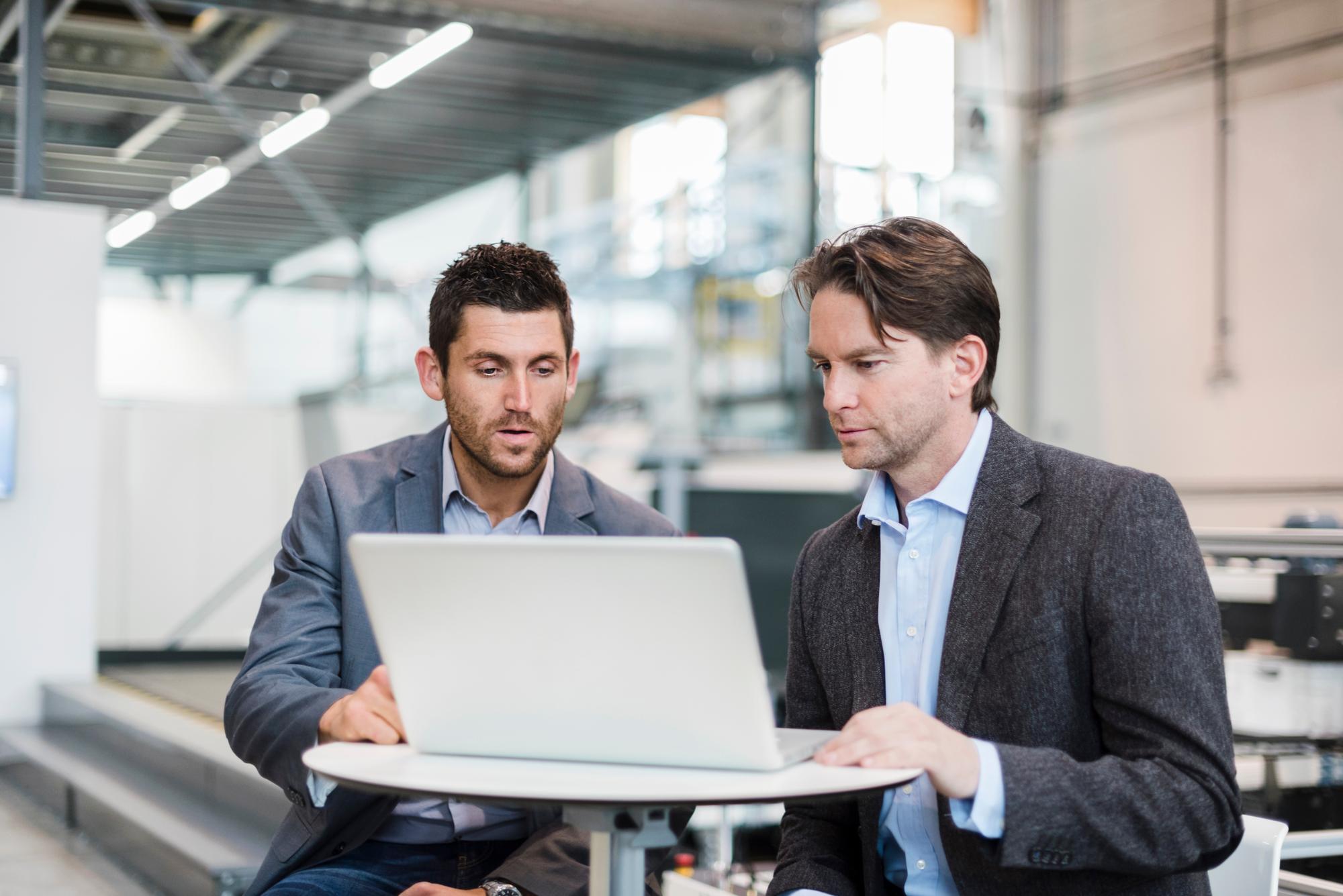 Twee zakenmannen in overleg over financieel advies, passend bij betrokken bedrijfsadvies.