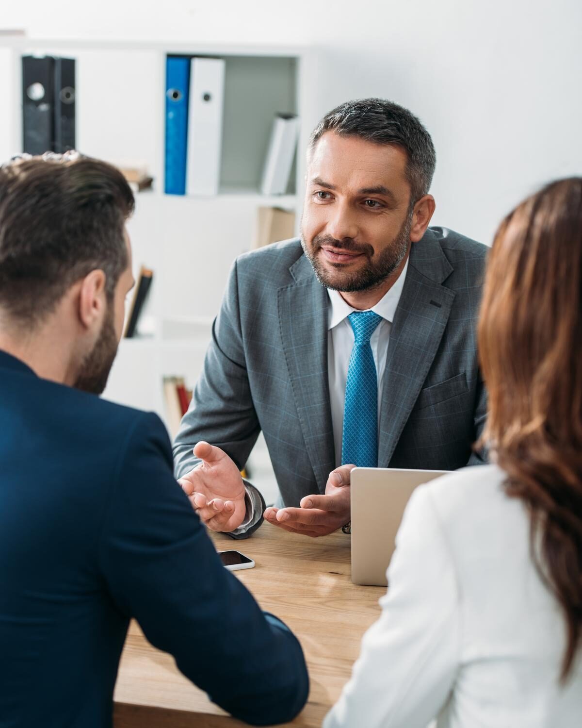 Financieel adviseur geeft persoonlijk advies voor een stabiele toekomst.