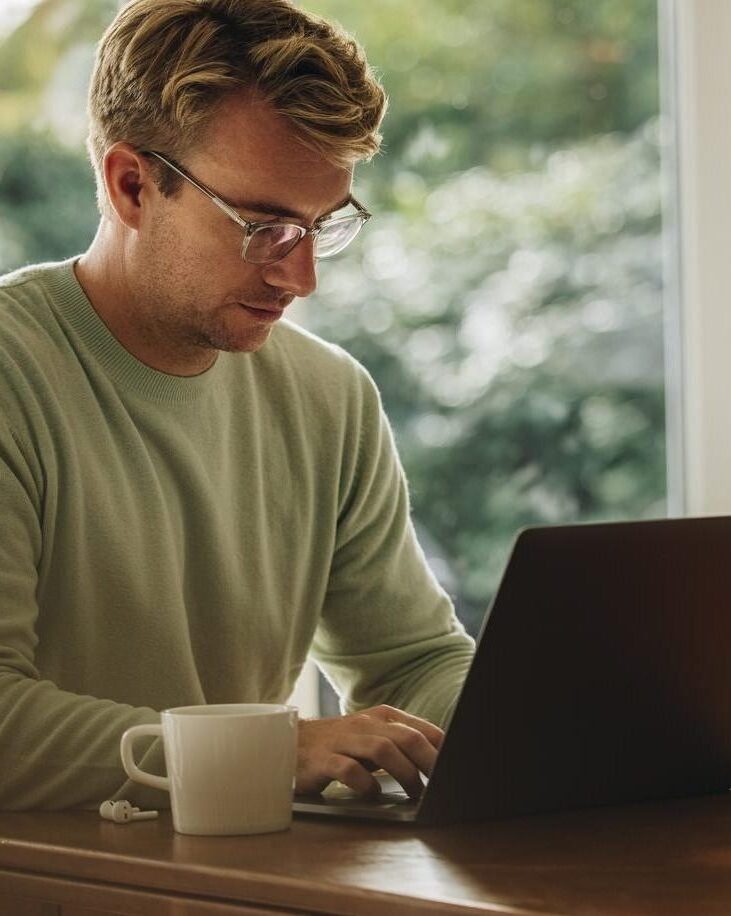 Man bekijkt opties voor de juiste zekerheid voor zijn woning op laptop.