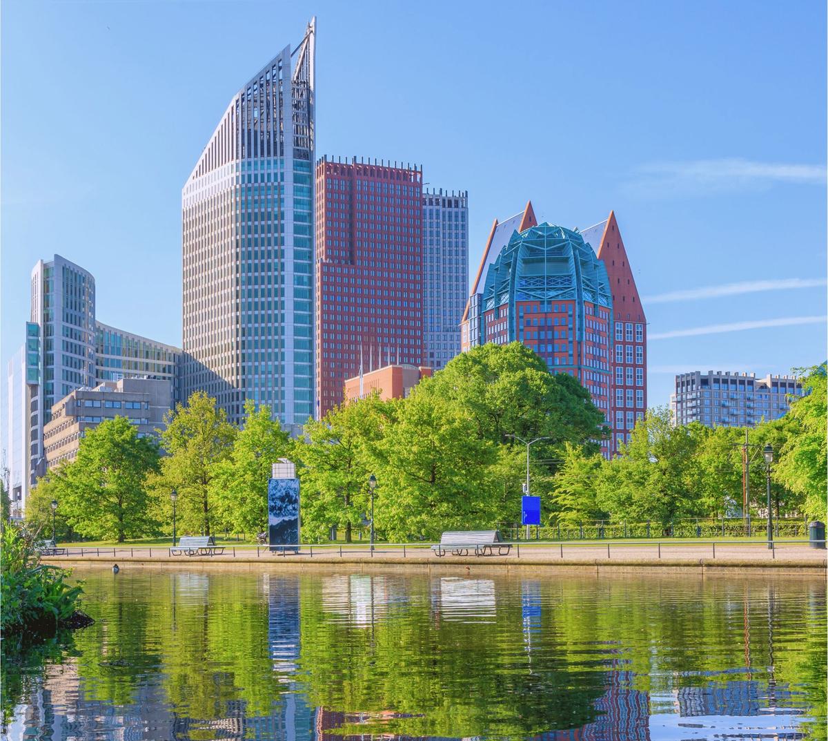 Skyline van Den Haag met moderne architectuur, passend bij EVR Groep en financiële expertise.