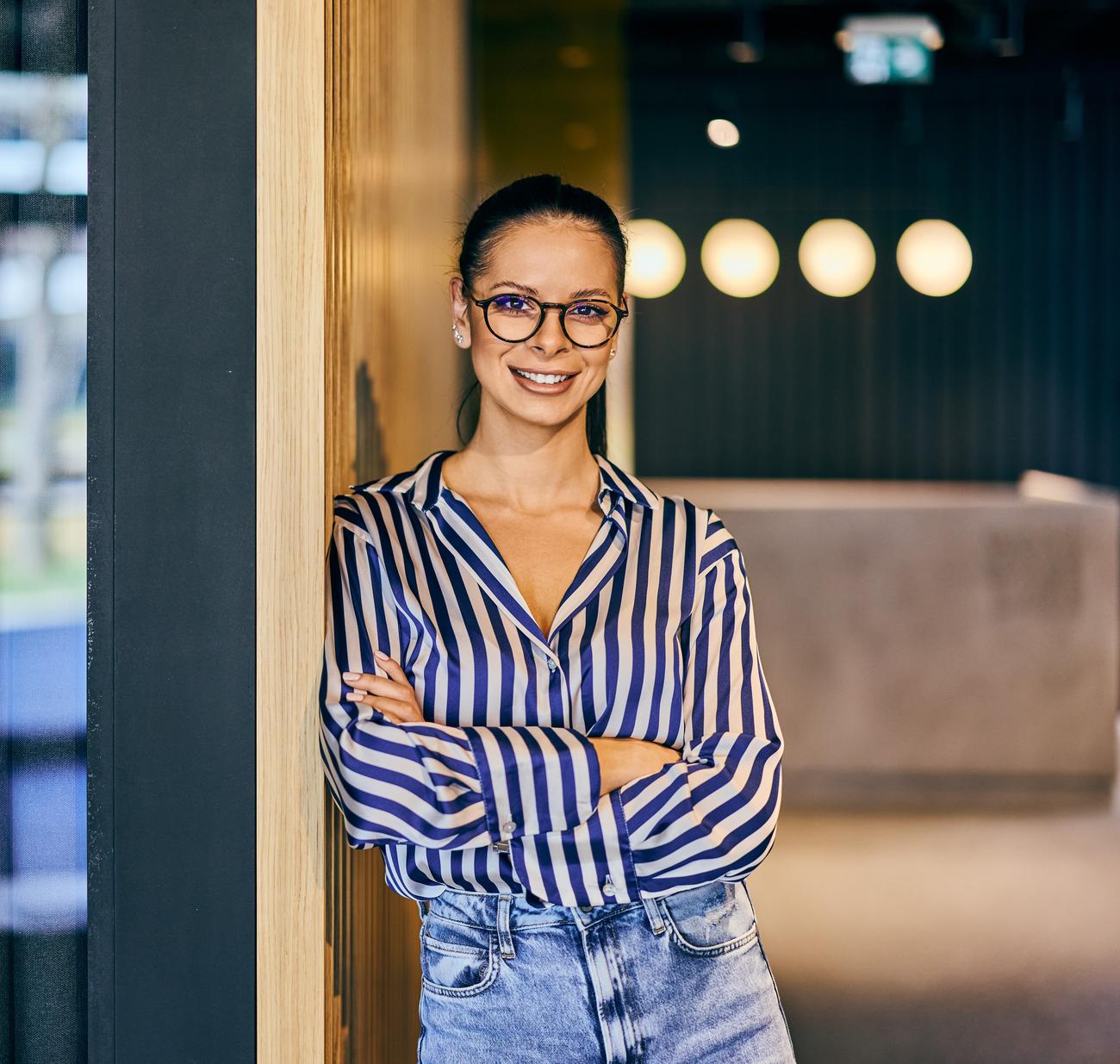 Zakelijke adviseur met glimlach, klaar om financieel advies te geven aan ondernemers.