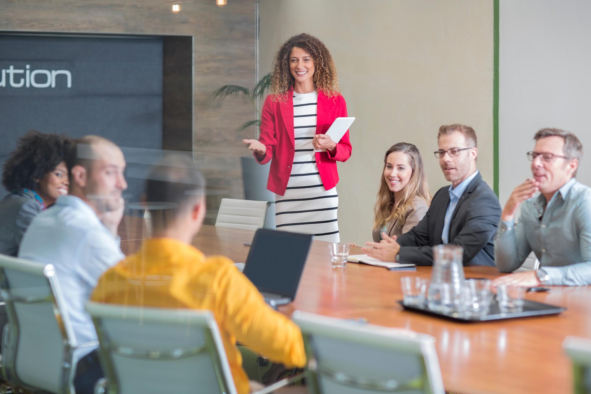 Een teamvergadering met focus op personeelsadvies.