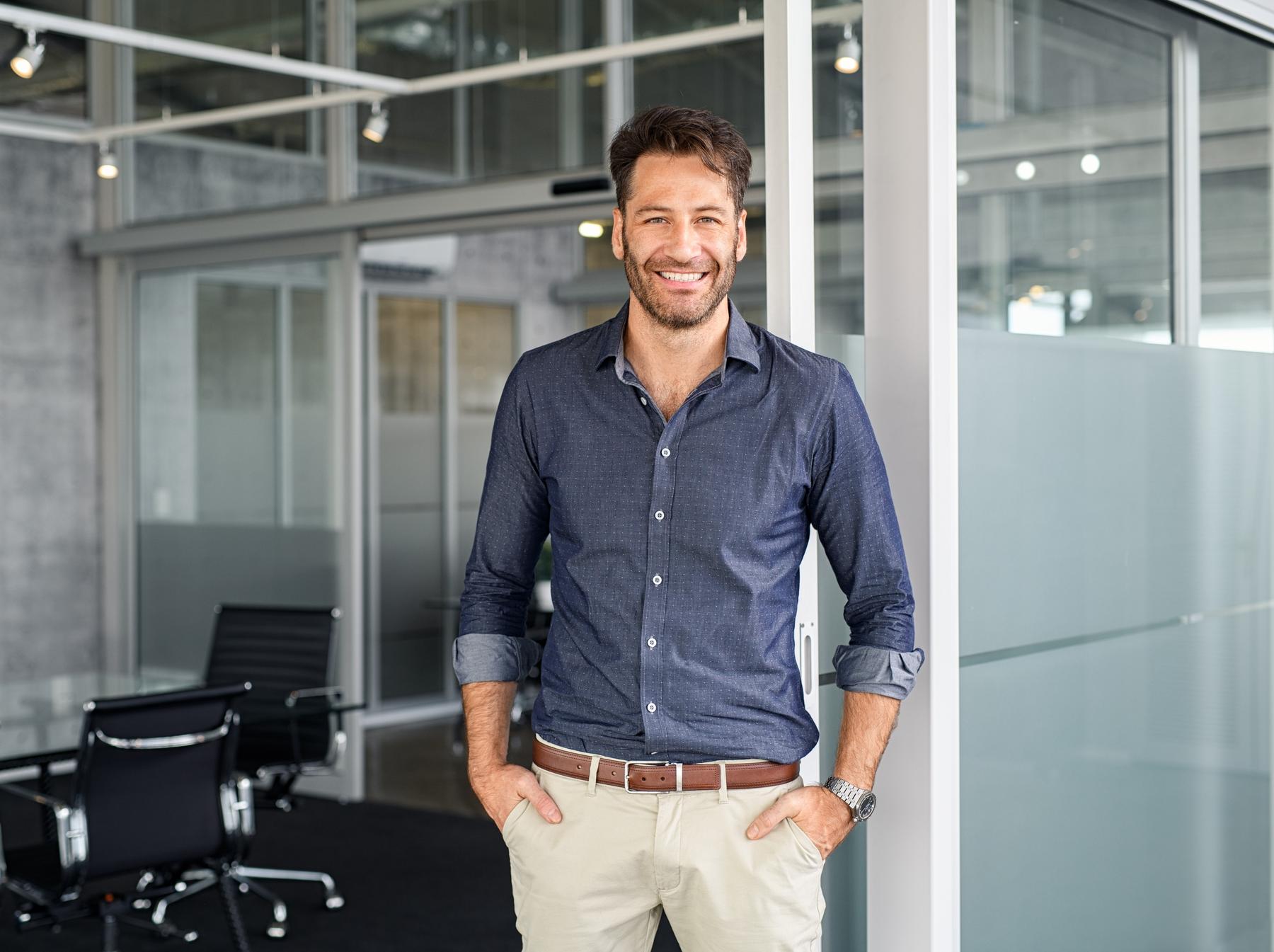 Financieel adviseur staat klaar om hypotheekoplossingen te bespreken.