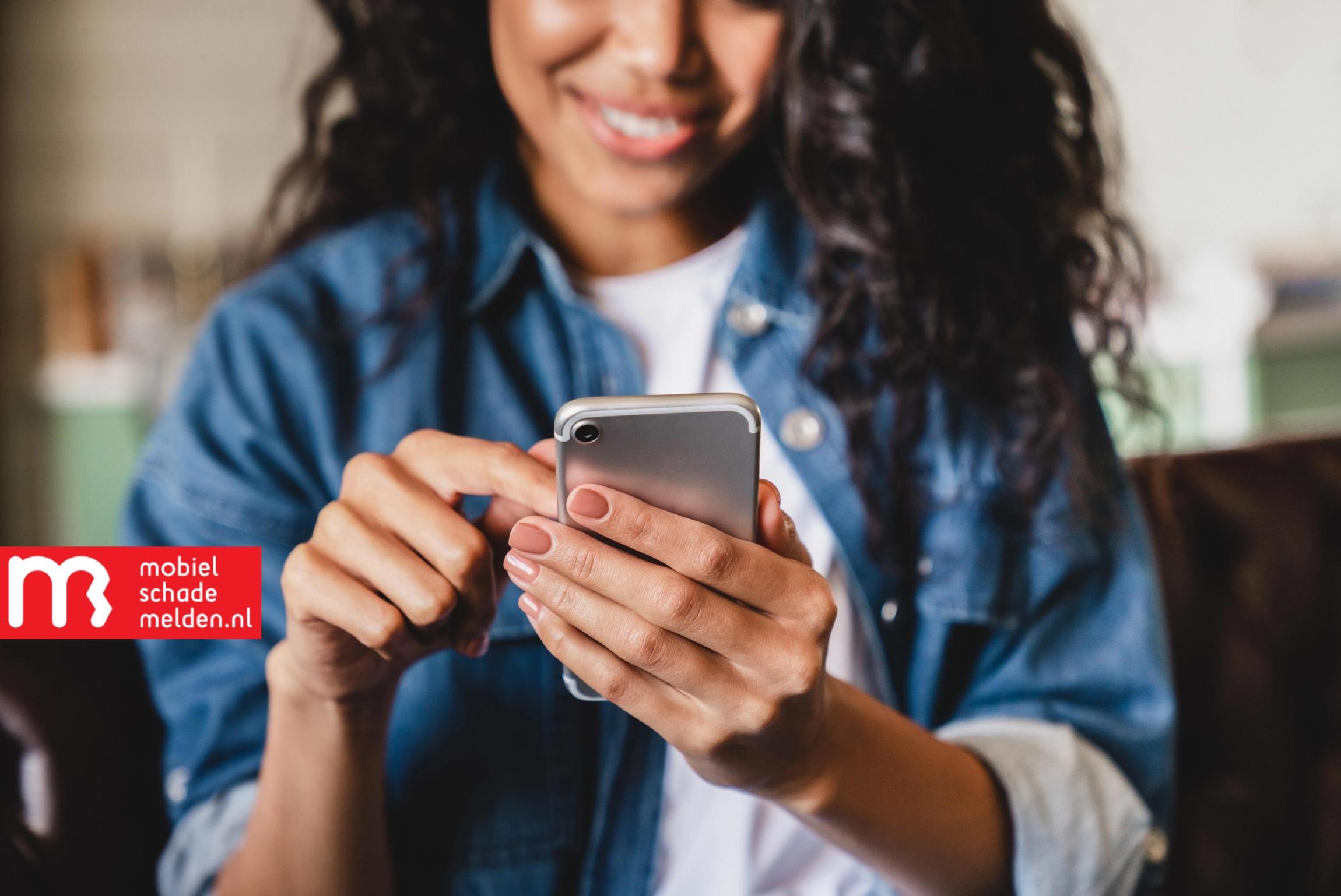 Vrouw meldt schade via haar smartphone met Mobielschademelden.nl.