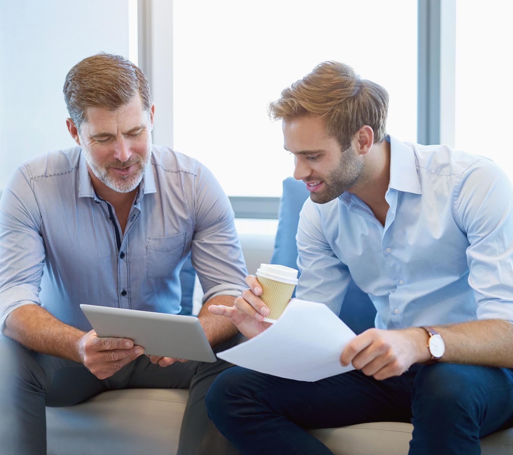 Adviseur bespreekt financiële strategieën met ondernemer.