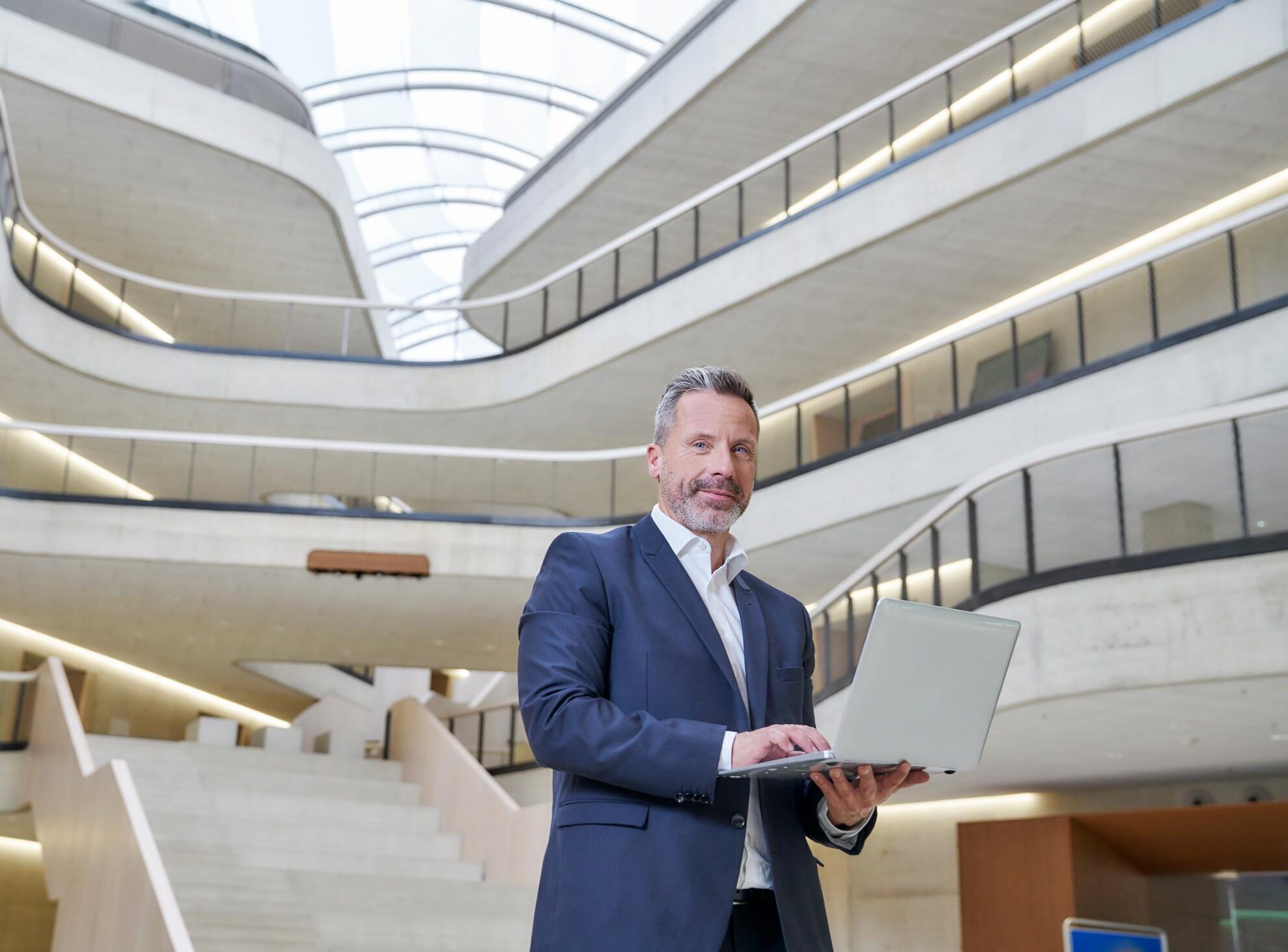 Financieel adviseur met laptop in een moderne kantooromgeving.