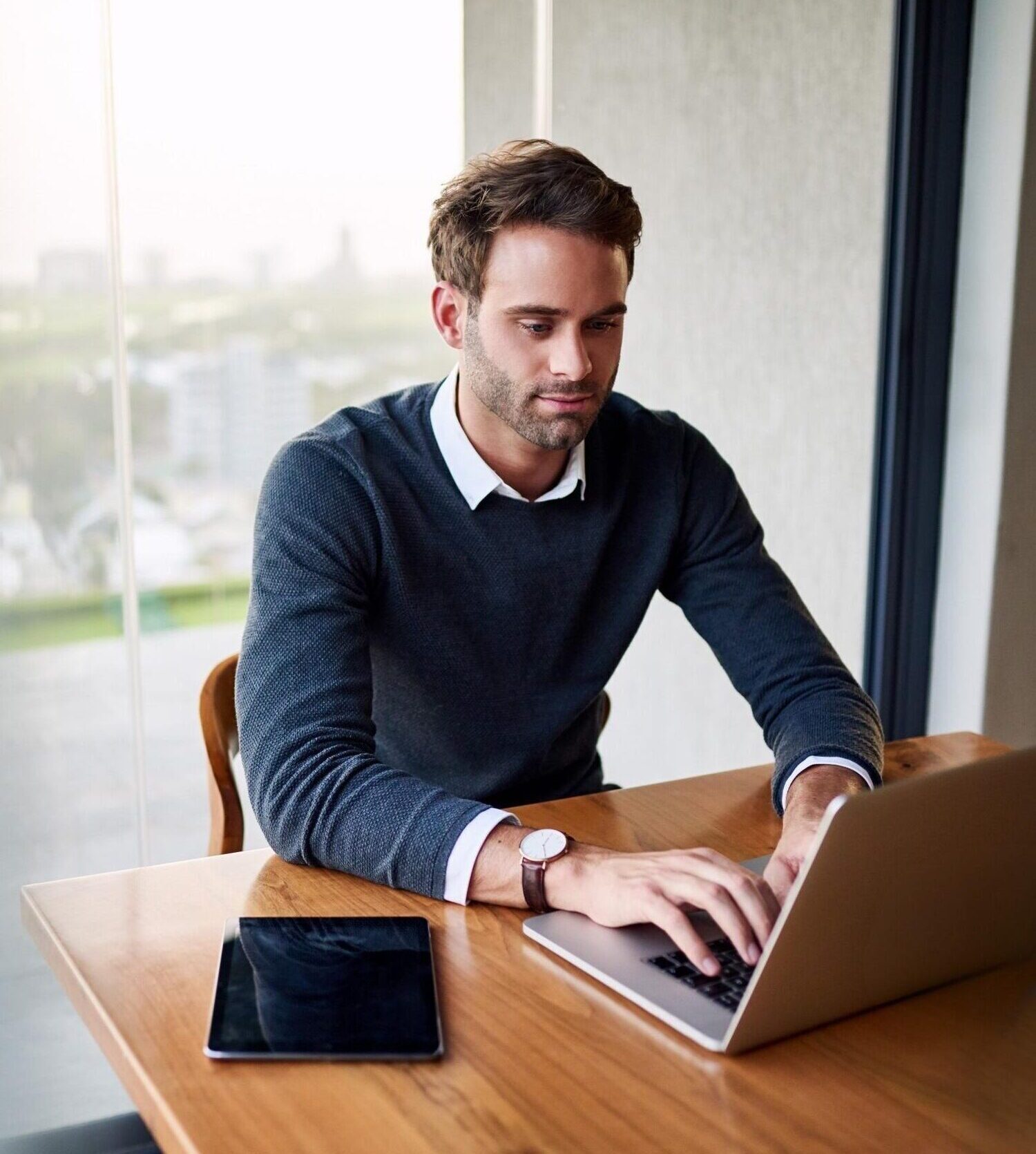 Man kijkt op laptop naar verzekeringen voor gemoedsrust.
