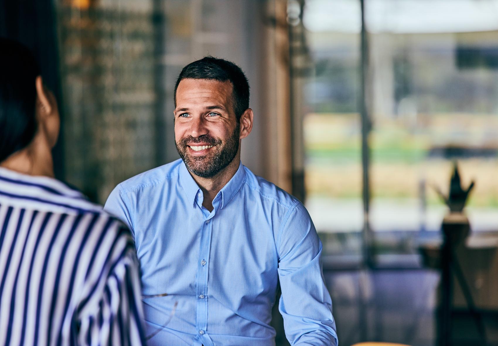 Pensioenadviseur van EVR in gesprek met een klant tijdens een vrijblijvend adviesgesprek in Den Haag.
