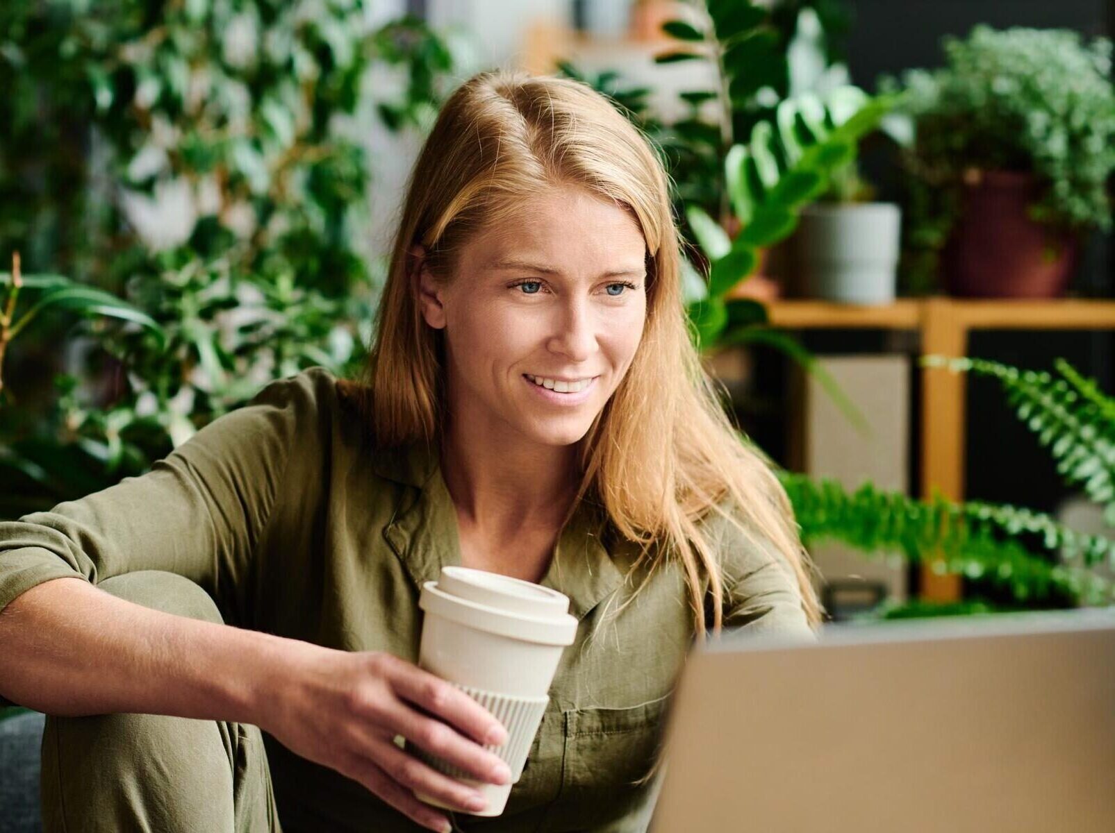 Vrouw bekijkt informatie over gegevensbescherming op haar laptop.