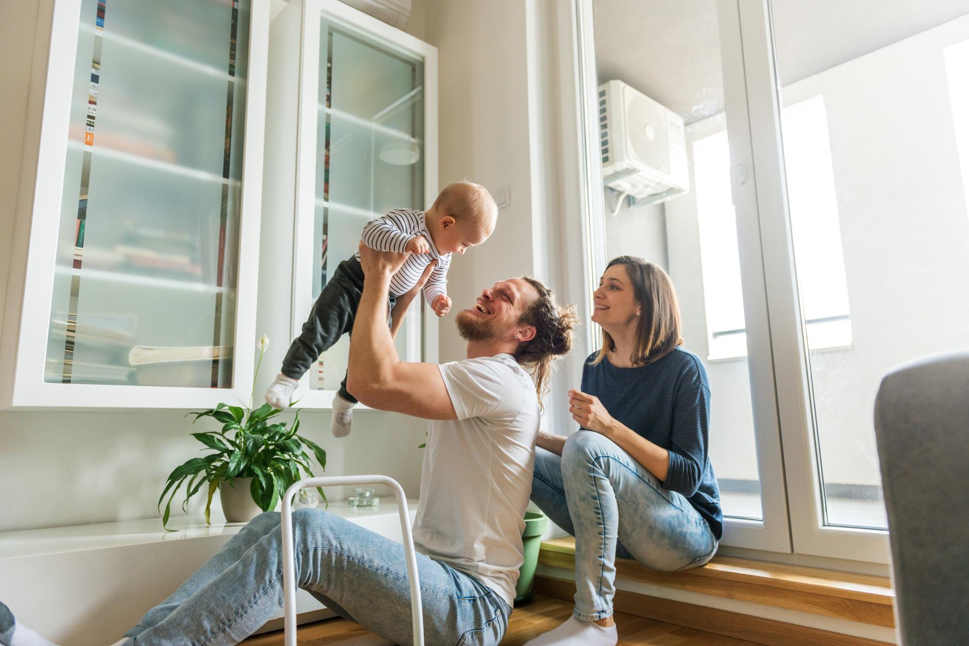 Gezin met een jong kind, passend bij onverzekerde risico's voor huishoudens in Den Haag en omgeving.